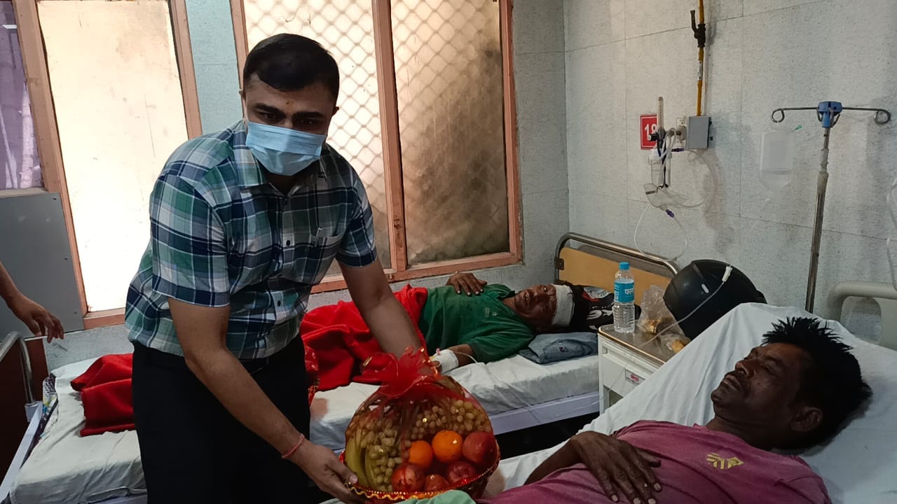 घायल राहगीरों के लिए देवदूत बने लखनऊ डीएम !