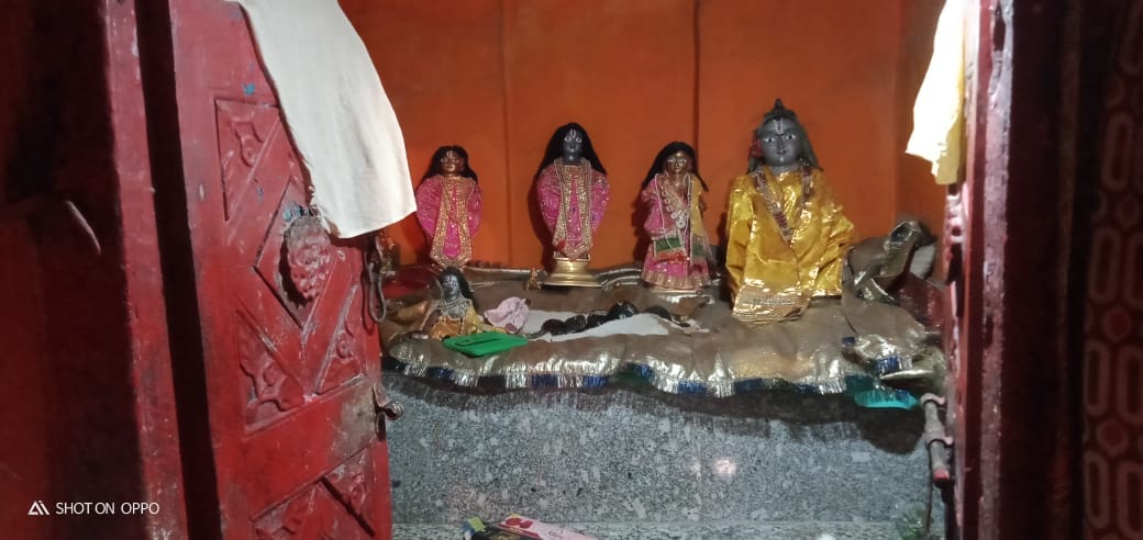 रघुनाथपुर : राजपुर रामजानकी मंदिर से चोरो ने पांच मूर्तियों के मुकुट चुराए, पांचवी बार हुई चोरी