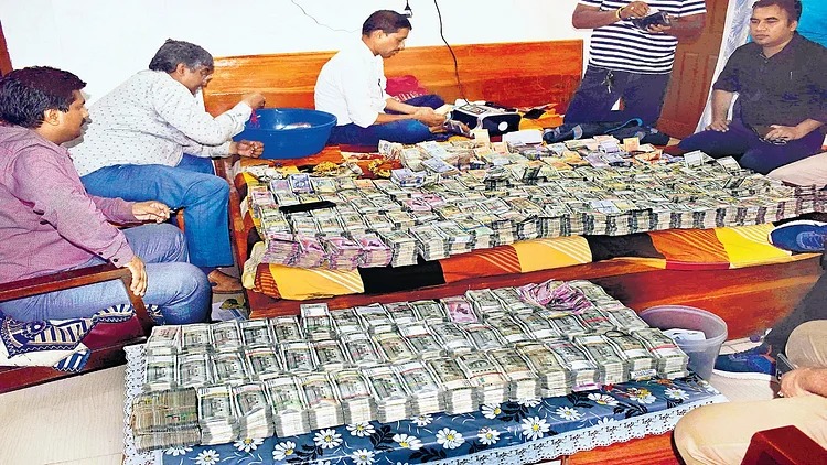 ड्रग इंस्पेक्टर के छिपाये 4 करोड़ तक पहुंची निगरानी की टीम