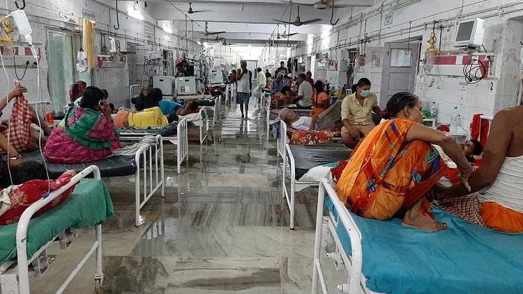 पहली ही बारिश में नालंदा मेडिकल कालेज अस्पताल में घुसा पानी.