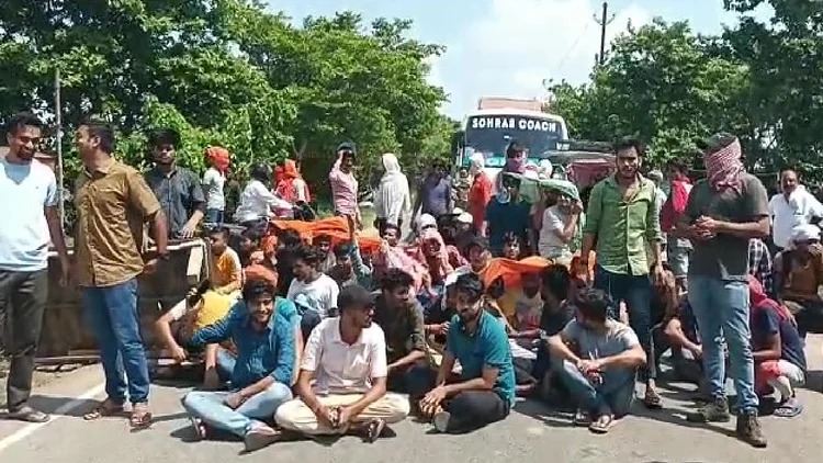 इंजीनियरिंग कॉलेज में छात्रों के बीच मारपीट, आक्रोशित छात्रों ने किया सड़क जाम.