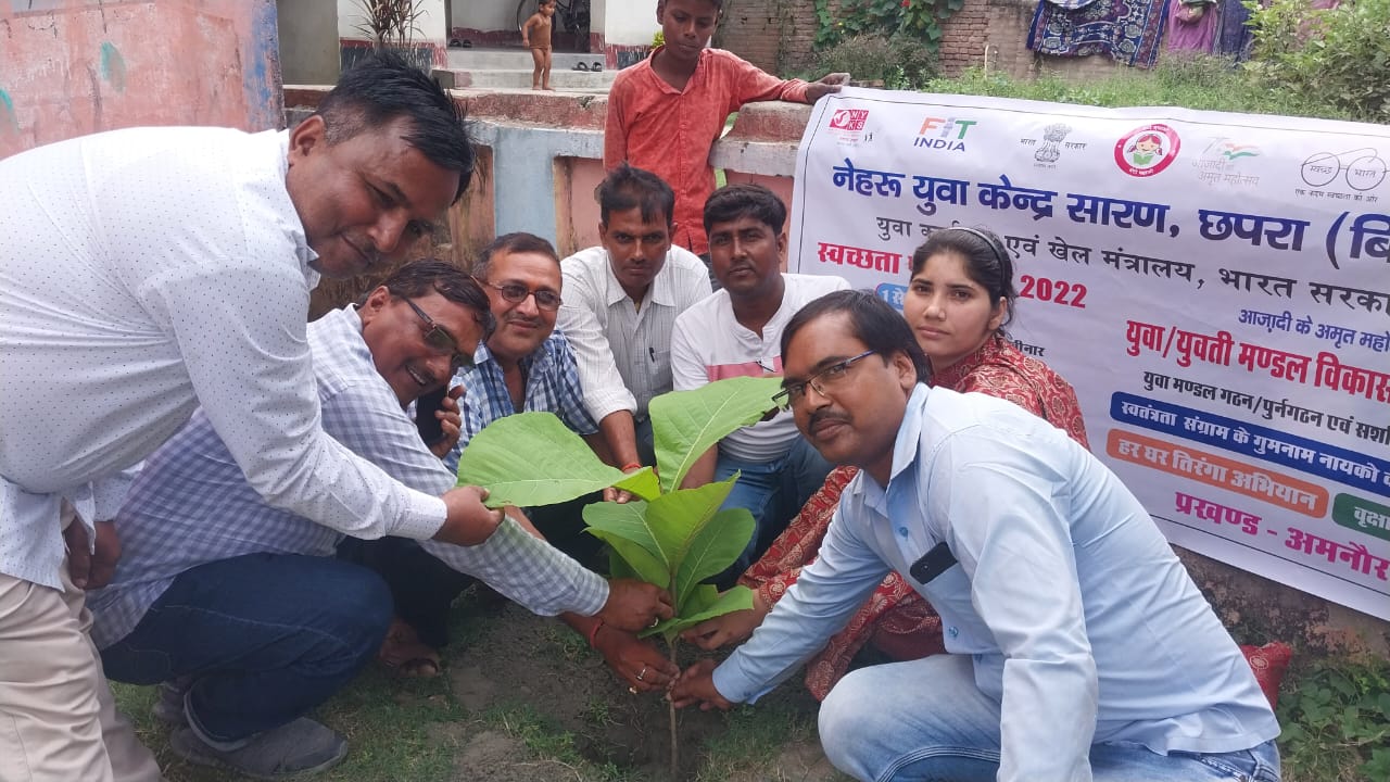 शिक्षा पदाधिकारी ने वृक्षा रोपण कर सभी को वृक्ष लगाकर पर्यावरण सुरक्षा की गुहार लगाई।