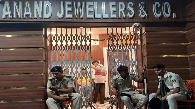 सीवान शहर के दो प्रमुख व्यवसायियों के प्रतिष्ठान पर छापेमारी,नकद बरामद