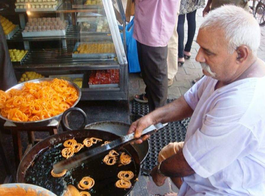 हलवाई की तोंद का रहस्य है की वह दुनिया का सबसे सुखी व आनंदित जीव है,कैसे?