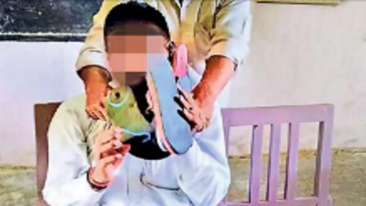 योगदान देने पहुंचे शिक्षक को ग्रामीणों ने कालिख पोतकर किया स्वागत,क्यों ?