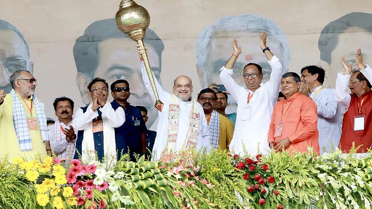 अमित शाह की रैली में मंच से घुसपैठियों का मुद्दा उछला,क्यों ?