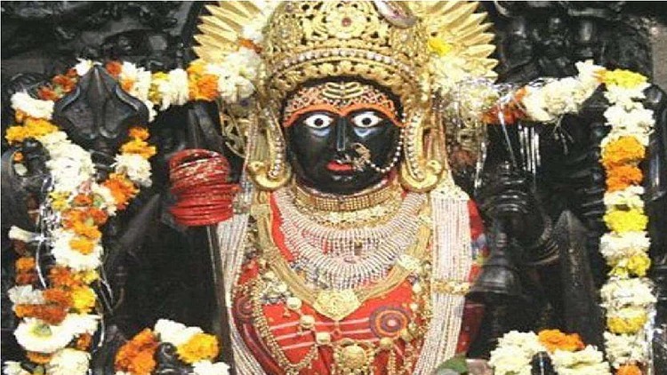 मंदिर में देवी की मुर्तियां आपस में करती हैं बात