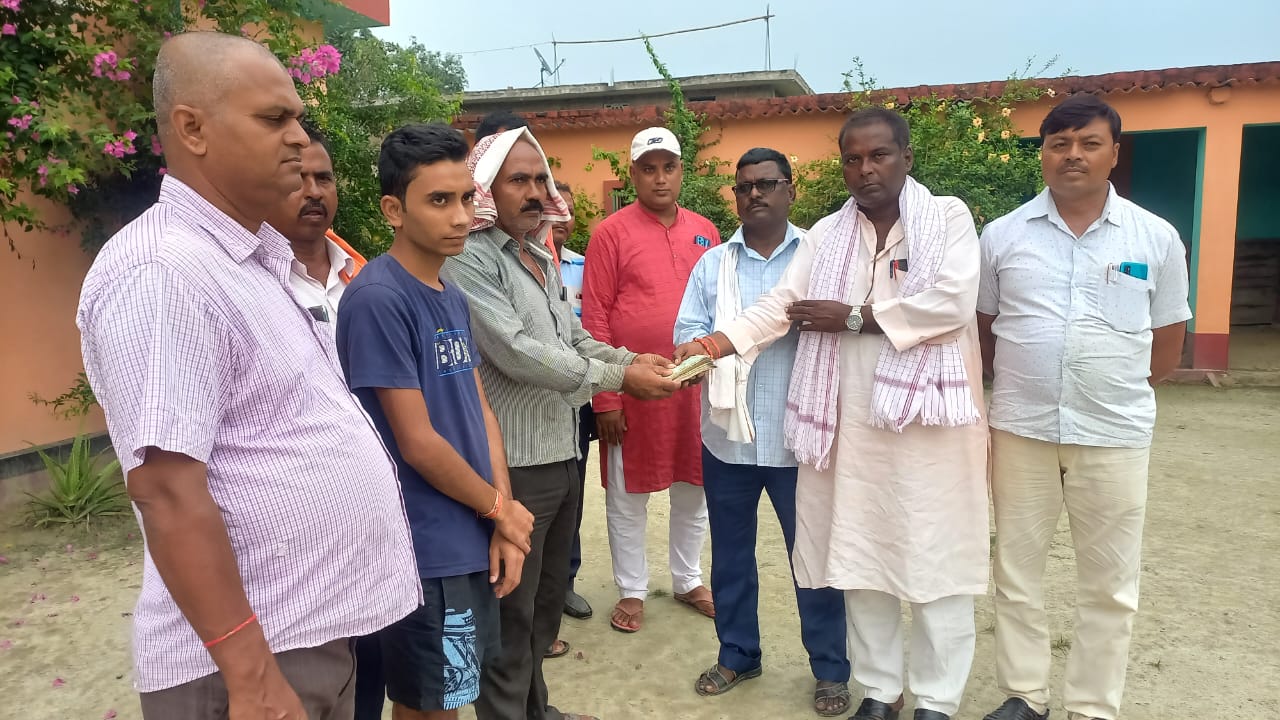 पानापुर में मृत शिक्षकों के परिजनों को दी सहयोग राशि