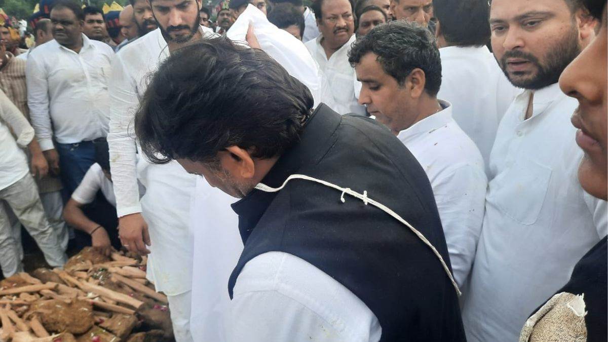 सपा संस्थापक मुलायम सिंह पंचतत्व में विलीन,अखिलेश यादव ने दी मुखाग्नि