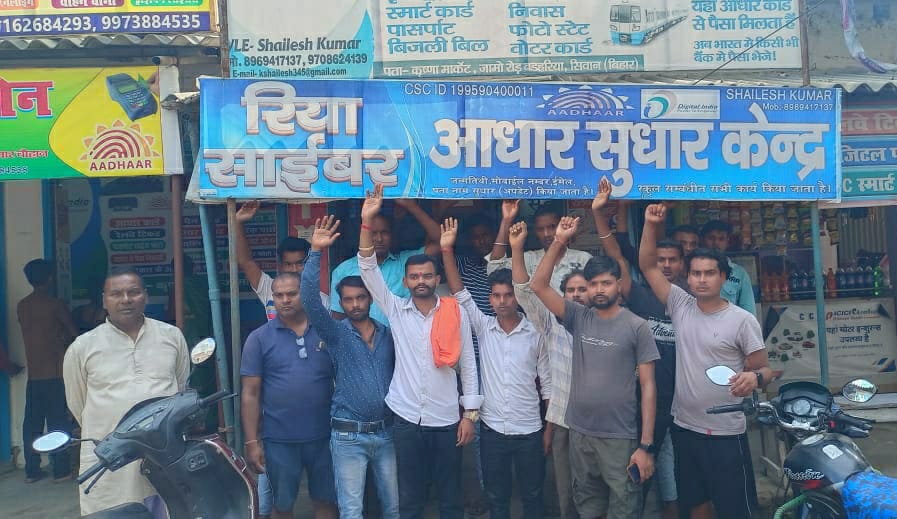 चोरों ने साइबर कैफे का ताला तोड़कर चुरायी गयी साढ़े चार लाख की संपत्ति