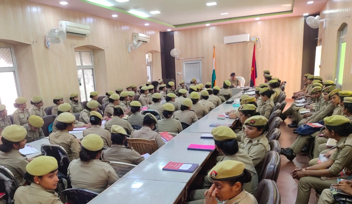 अपर पुलिस अधीक्षक ने महिला आरक्षियों के साथ किया गोष्ठी