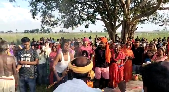 गंडक के बढ़ते जलस्तर एवं बारिश के कारण दियारा में सैकड़ो श्रद्धालु फंसे ।
