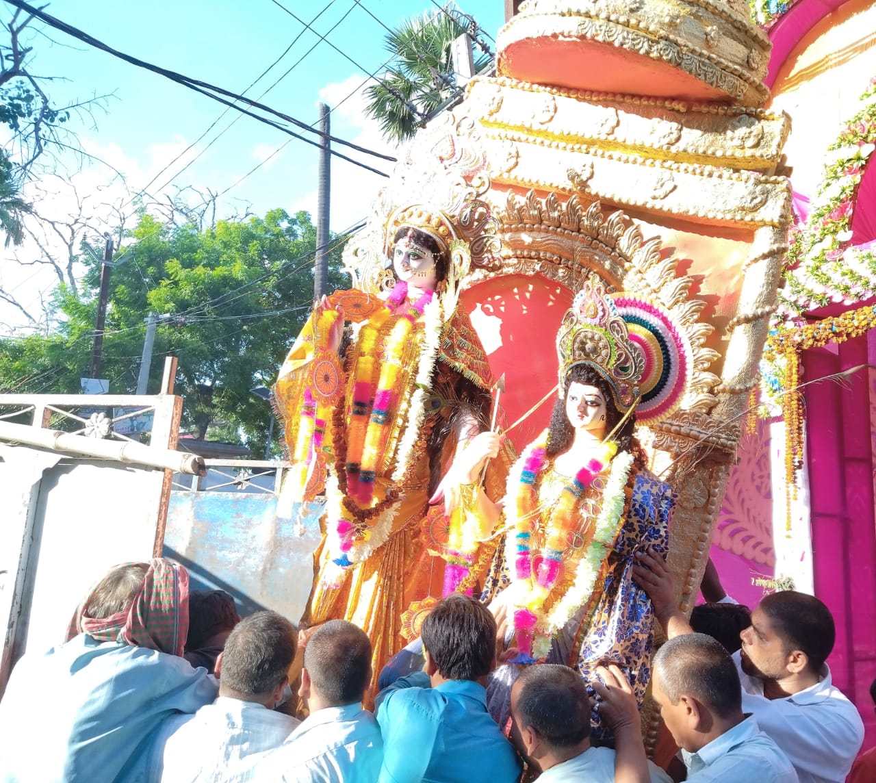 हमनी के छोड़के नगरिया न हो, कहवां जईबू ये माई’ गीत के साथ हुई मां दुर्गा की विदाई