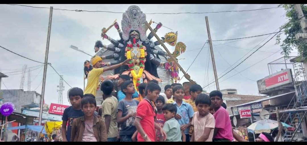 नम आँखों से भक्तों ने दी मां दुर्गा को विदाई