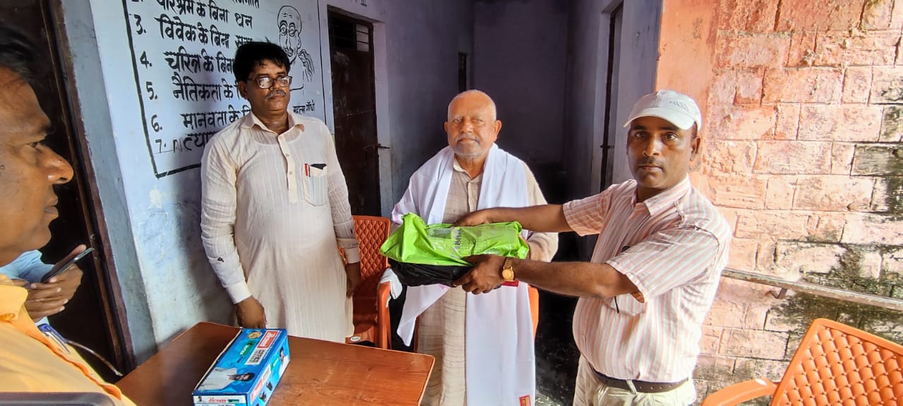 सीवान जिला के बड़हरिया में सेवानिवृत्त प्रधानाध्यापक को दी गयी भावपूर्ण विदाई