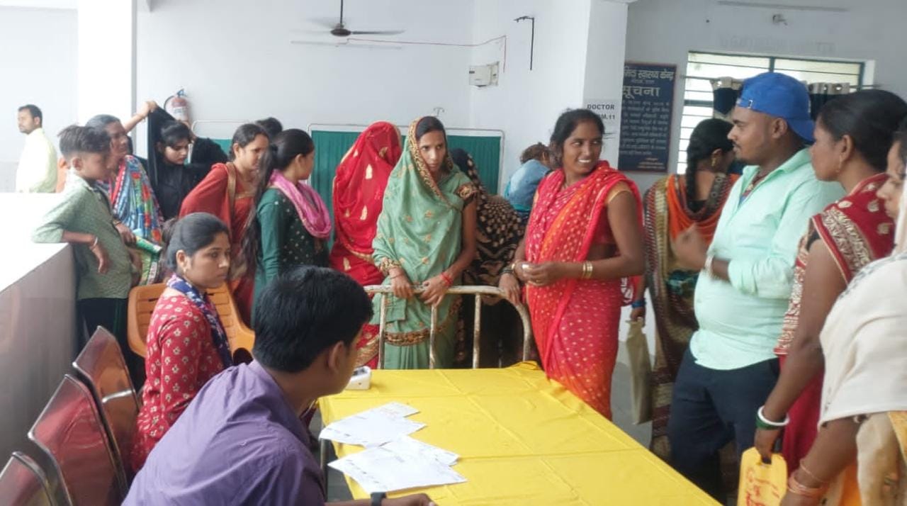 मशरक में प्रधानमंत्री मातृत्व शिविर में गर्भवती महिलाओ की हुई जांच-पड़ताल