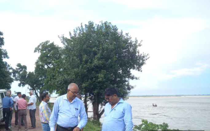 सारण जिले में जल संसाधन विभाग के पदाधिकारियों ने तटबंध का किया निरीक्षण