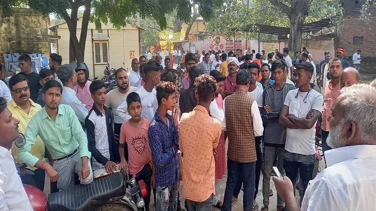 सीवान में पूर्व मुखिया पर अंधाधुंध फायरिंग