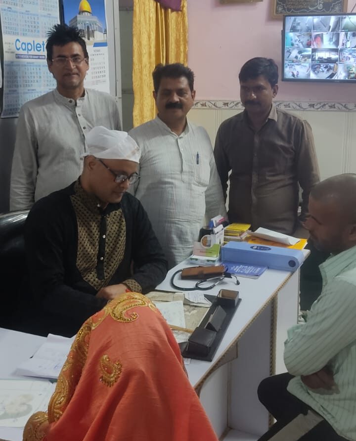 नि:शुल्क चिकित्सा शिविर में किया गया 80 मरीजों का इलाज dr ashraf ali barhariya