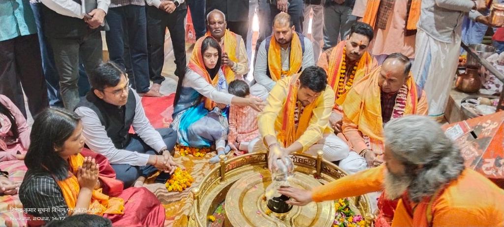 बाराबंकी डीएम सपरिवार लोधेश्वर महादेव में किया पूजा अर्चना