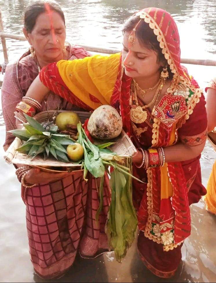 एक बेटी छठ के घाट पर अपनी छठबरती माँ के हमराह पर है जाने-अनजाने में।