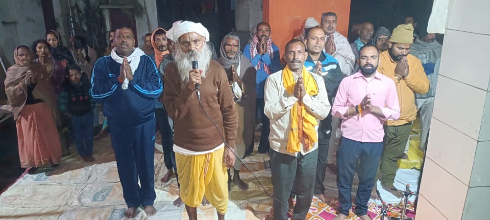 रघुनाथपुर:राजपुर के रामजानकी मंदिर पर आयोजित संगीतमय सुंदरकांड पाठ में झूमते रहे भक्त