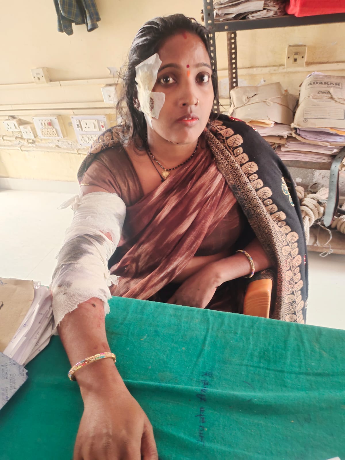 रघुनाथपुर:खाना बनाते महिला पर चचेरे ससुर ने धारदार हथियार से किया हमला