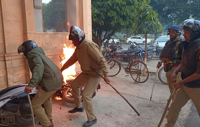 इलाहाबाद विश्वविद्यालय में छात्रों ने किया हंगामा,क्यों?