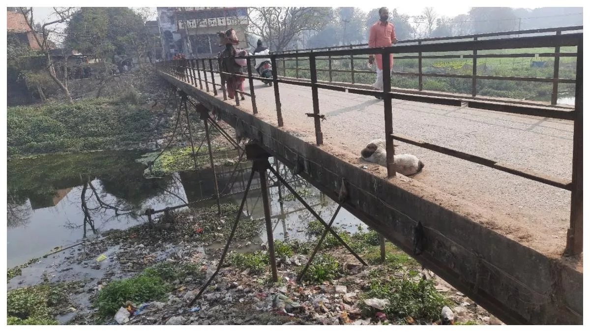 बिहार के सीवान में ब्रिटिश जमाने का पुल आज भी बोझ उठा रहा है,कैसे ?