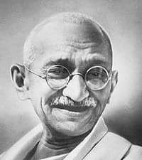 महात्मा गांधी जी का हिंदी के विकास में अतुलनीय योगदान रहा है।