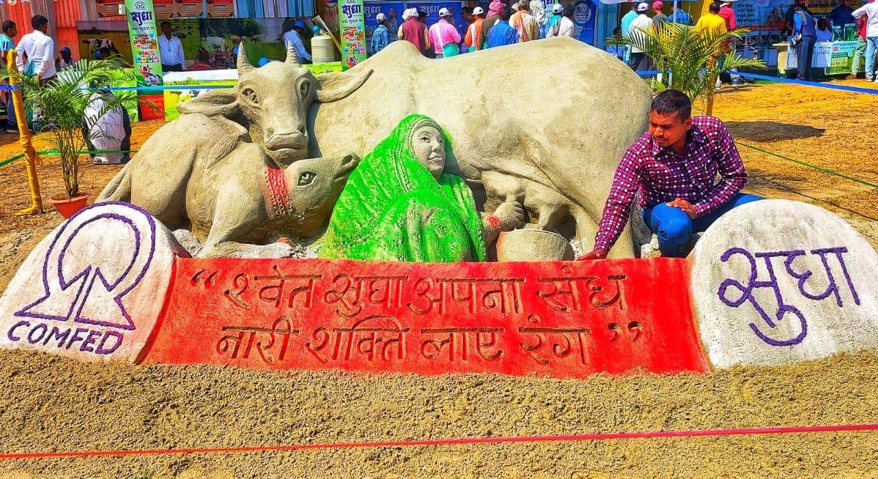 बिहार के सैंड आर्टिस्ट मधुरेंद्र ने रेत पर उकेरी गौ माता की तस्वीर, दिया नारी शक्ति का संदेश