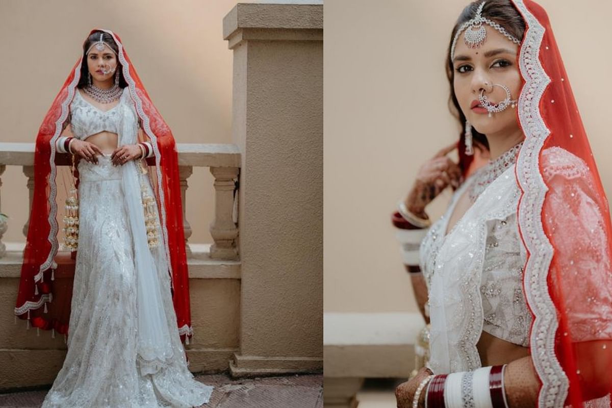 Dalljiet Kaur: व्हाइट लहंगे में दुल्हन बन बला सी खूबसूरत दिखीं दलजीत कौर, पति निखिल के बच्चों संग दिया पोज Dalljiet Kaur: व्हाइट लहंगे में दुल्हन बन बला सी खूबसूरत दिखीं दलजीत कौर, पति निखिल के बच्चों संग दिया पोज
