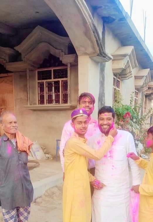 बड़हरिया धूमधाम से मनायी गयी होली, रंगों में सराबोर हुए लोग