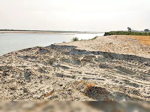 सीवान में अवैध खनन कर निकाल रहे रेत-मिट्टी,क्यों?