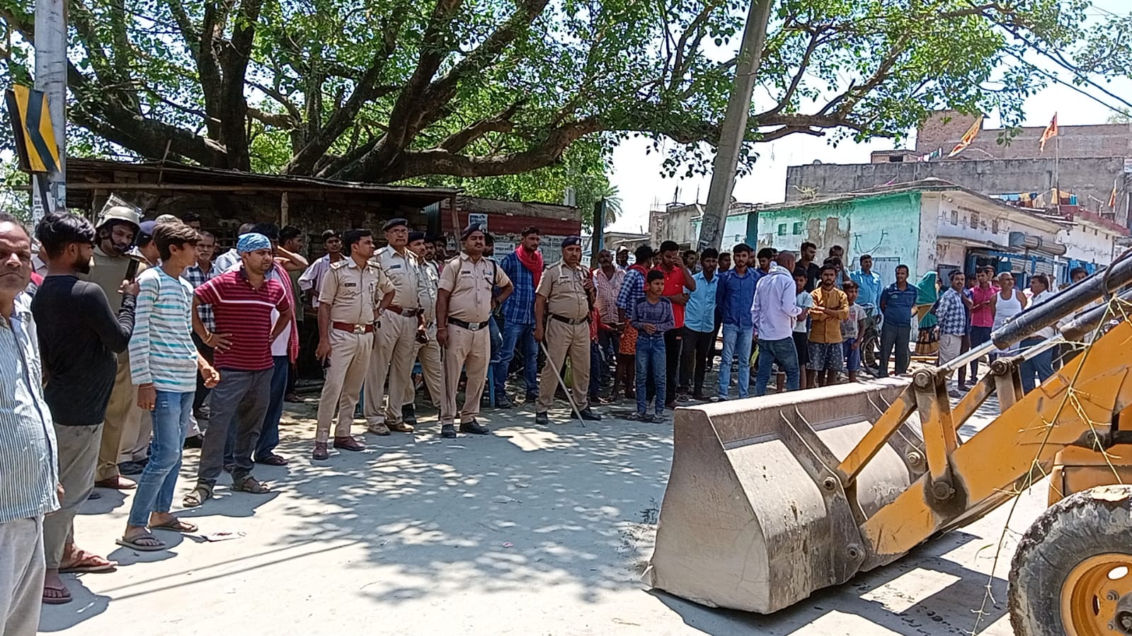 गोपालगंज के सिधवलिया में रेल परिसर से हटाया गया अतिक्रमण