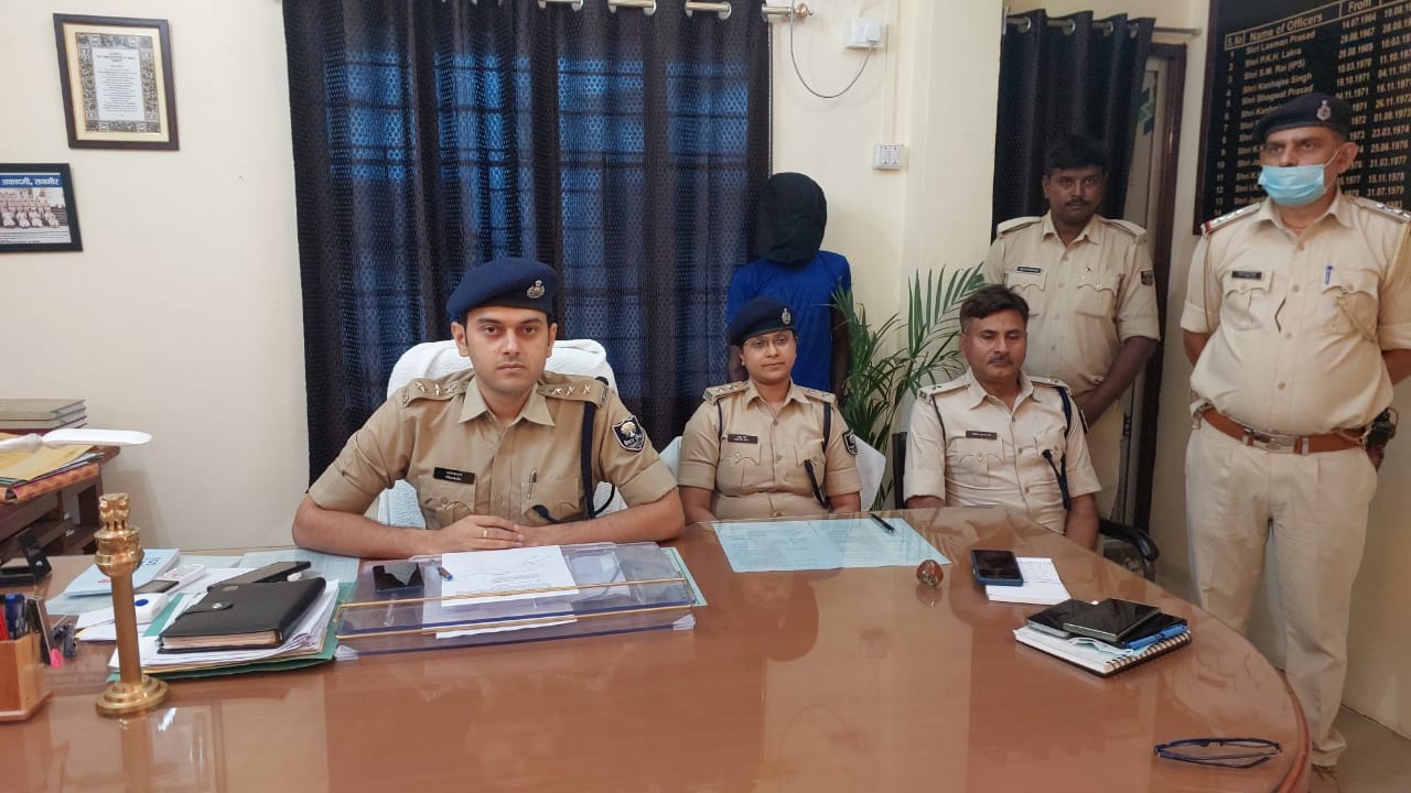 लूटी गई मोटर साईकिल के साथ शराब बरामद एक गिरफ्तार