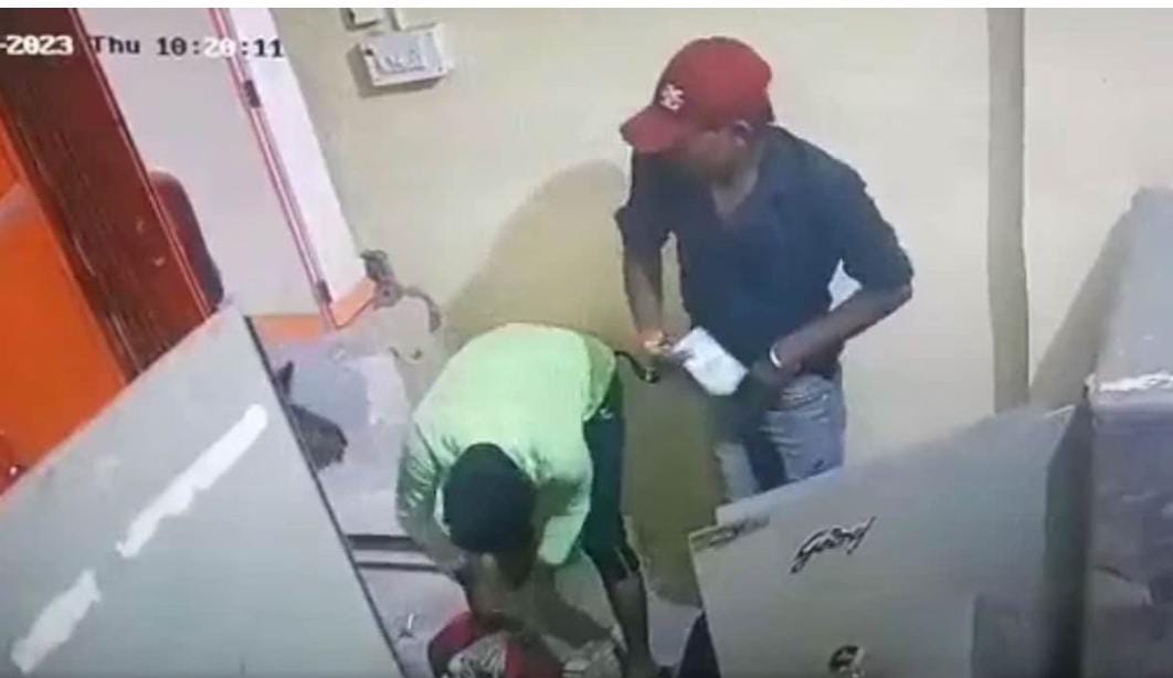 दिन दहाड़े बदमाशों ने बैंक से लूटे 27 लाख रुपये, झोला कम पड़ा तो पैंट में भरीं गड्डियां