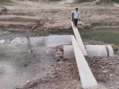 बिजली के पोल के सहारे लोग पार करते है नदी, बारिश में बच्चों का स्कूल जाना हो जाता है बंद