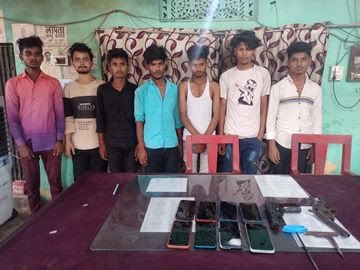 अपराध की योजना बनाते 7 अपराधी गिरफ्तार: देसी कट्टा, मोटरसाइकिल, मोबाइल जब्त, जांच में जुटी पुलिस