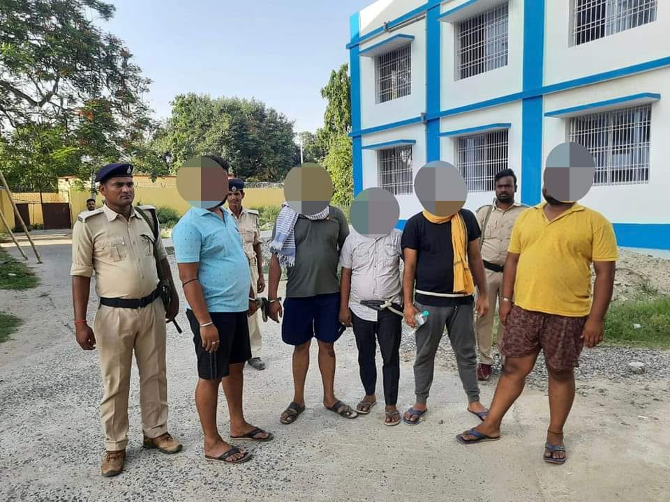 पूर्णिया पुलिस ने अगवा करने के आरोप में 05 अपराधकर्मी घटना में प्रयुक्त क्रेटा कार के साथ किया गिरफ्तार
