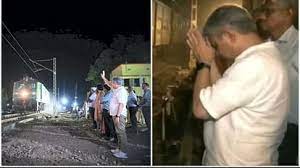 Train Accident: पहली ट्रेन गुजरी तो रेल मंत्री ने हाथ जोड़े, कहा- अभी लापता लोगों को खोजना बाकी!