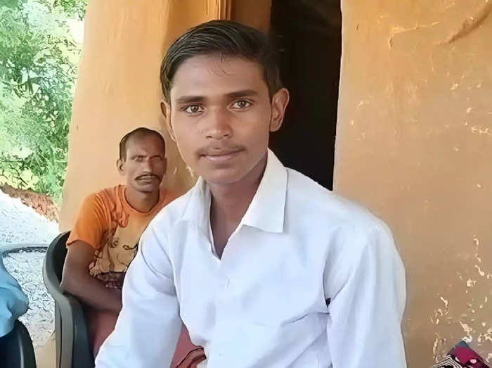 दिव्यांग छात्र किया अनोखा आविष्कार, बिना हेलमेट और शराब की गंध आने पर स्टार्ट नहीं होगी बाइक