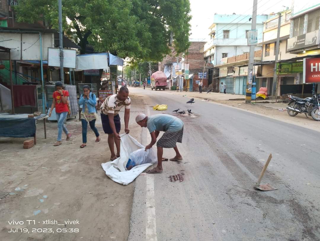 जनप्रतिनिधि हो तो रघुनाथपुर BDC जैसा.चिथड़े उड़े दो कुत्तों को सड़क पर से हटवाकर सड़क को कराया साफ