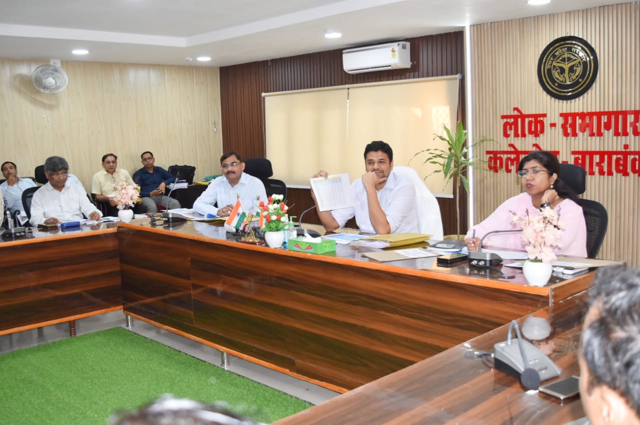 जिलाधिकारी ने विशेष संचारी रोग नियंत्रण एवं दस्तक अभियान के सफल क्रियान्वयन को लेकर किया बैठक