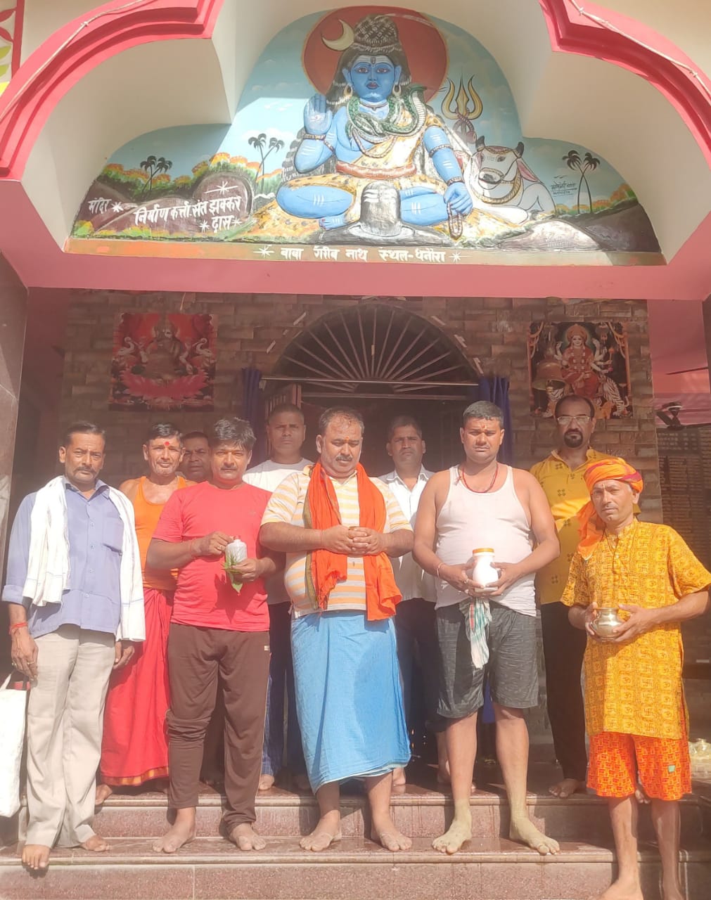 गंगा मे डुबकी लगाकर गरीबनाथ को किया जलाभिषेक