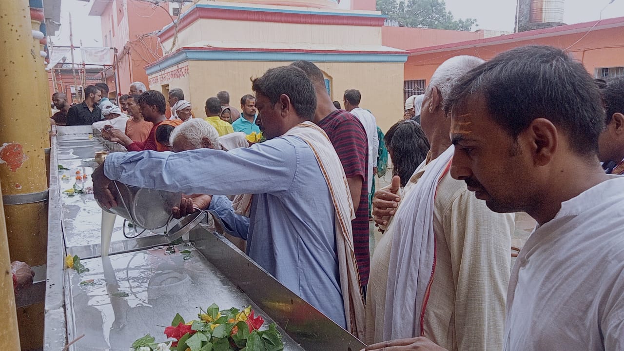 महेंद्रनाथ मंदिर में एकादशी के अवसर पर हुआ दुग्धाभिषेक