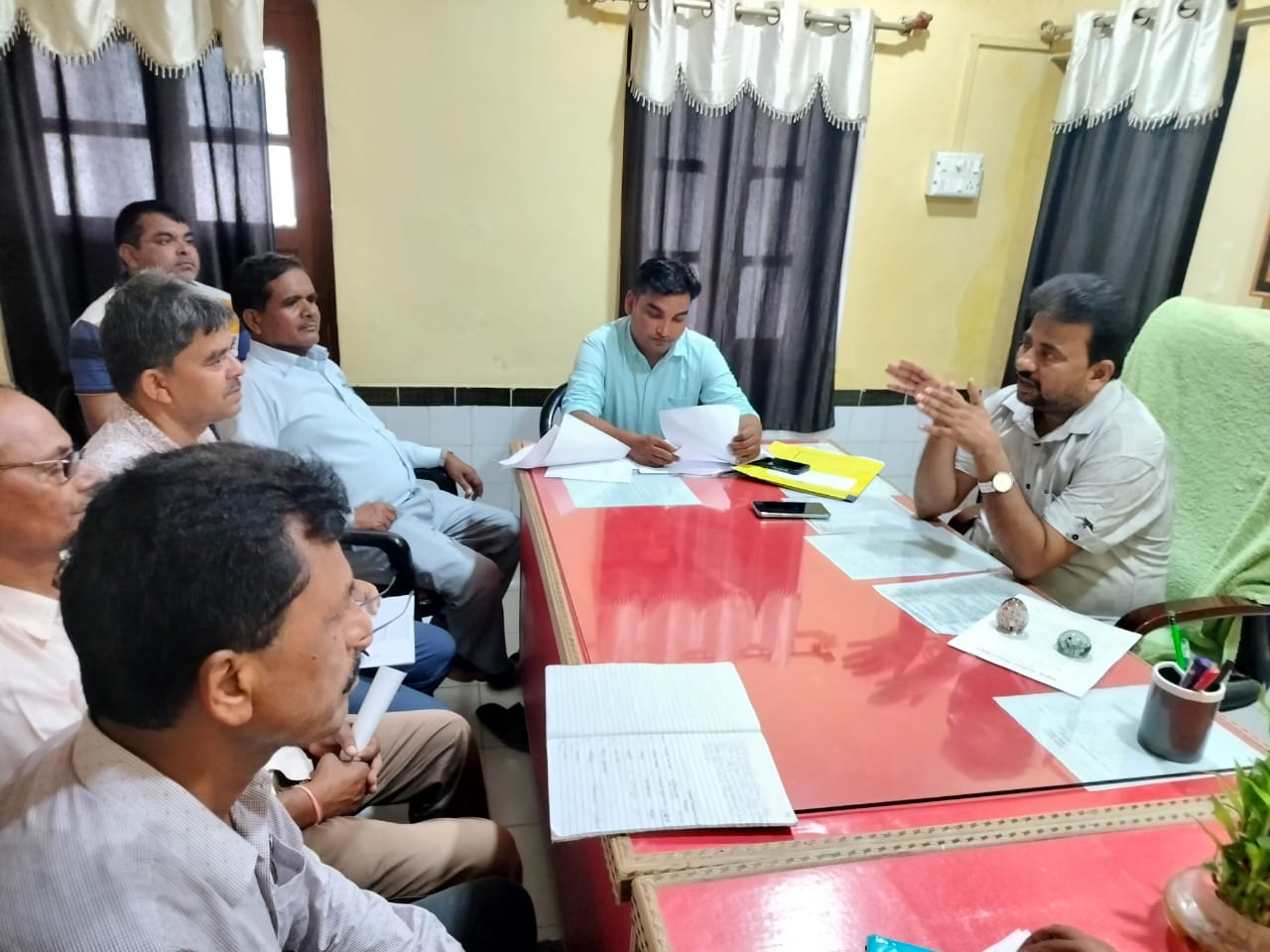 सिसवन प्रखंड की खबरें – अगामी लोकसभा चुनाव को लेकर बीडीओ ने बीएलओ के साथ किया बैठक
