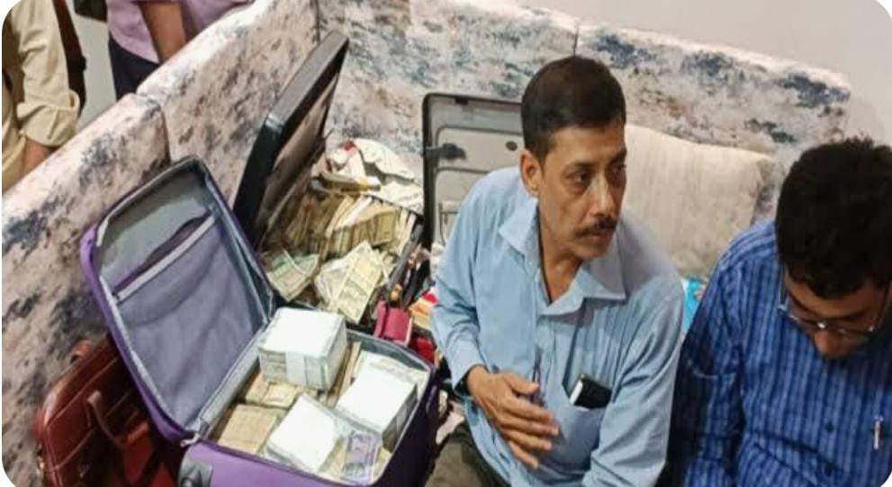 बिहार में भ्रष्टाचारियों पर निगरानी की बड़ी कार्रवाई, पुल निर्माण निगम के कार्यपालक अभियंता के घर से सतर लाख नकद बरामद