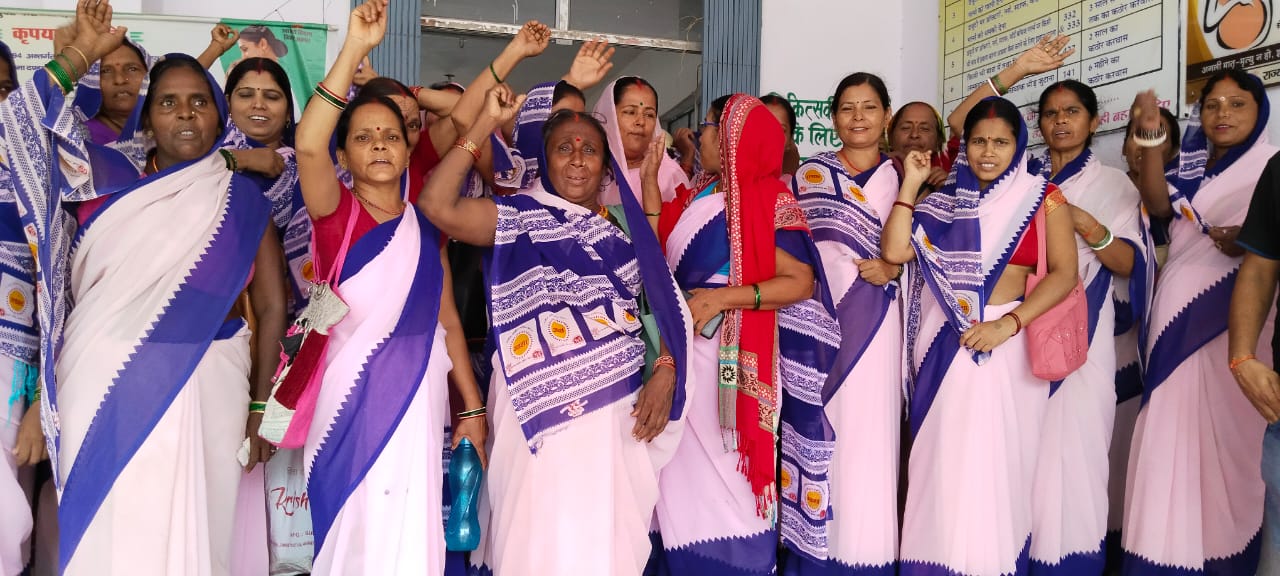 मांझी सामुदायिक स्वास्थ्य केंद्र पर आशा एवं फैसलेटर ने जमकर प्रदर्शन किया