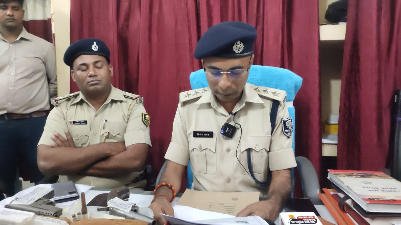 पुलिस ने पिस्टल, बाइक और चरस के साथ तीन अपराधियों को किया गिरफ्तार